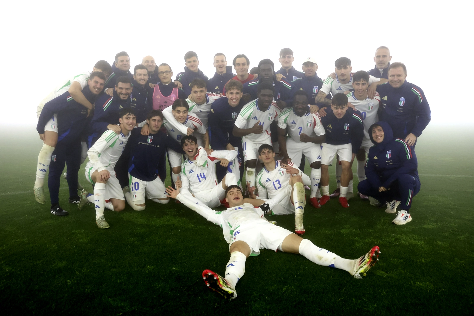 L'Italia saluta l'Europeo con una vittoria nella nebbia